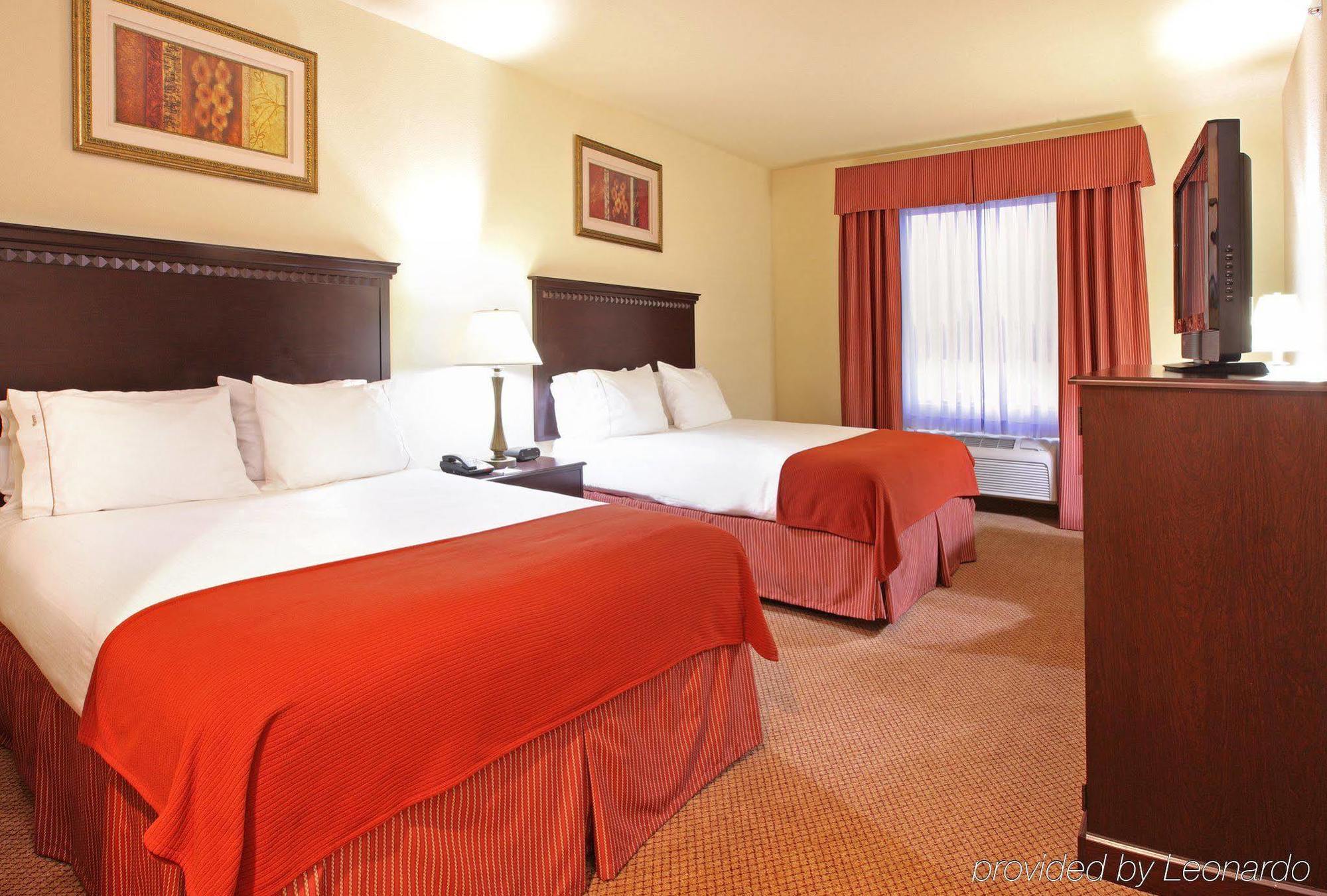 Holiday Inn Express Hotel & Suites Clarksville Oda fotoğraf